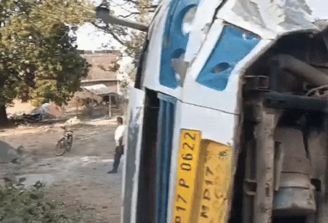 तेज रफ्तार बस पलटी तेज रफ्तार बस पलटी