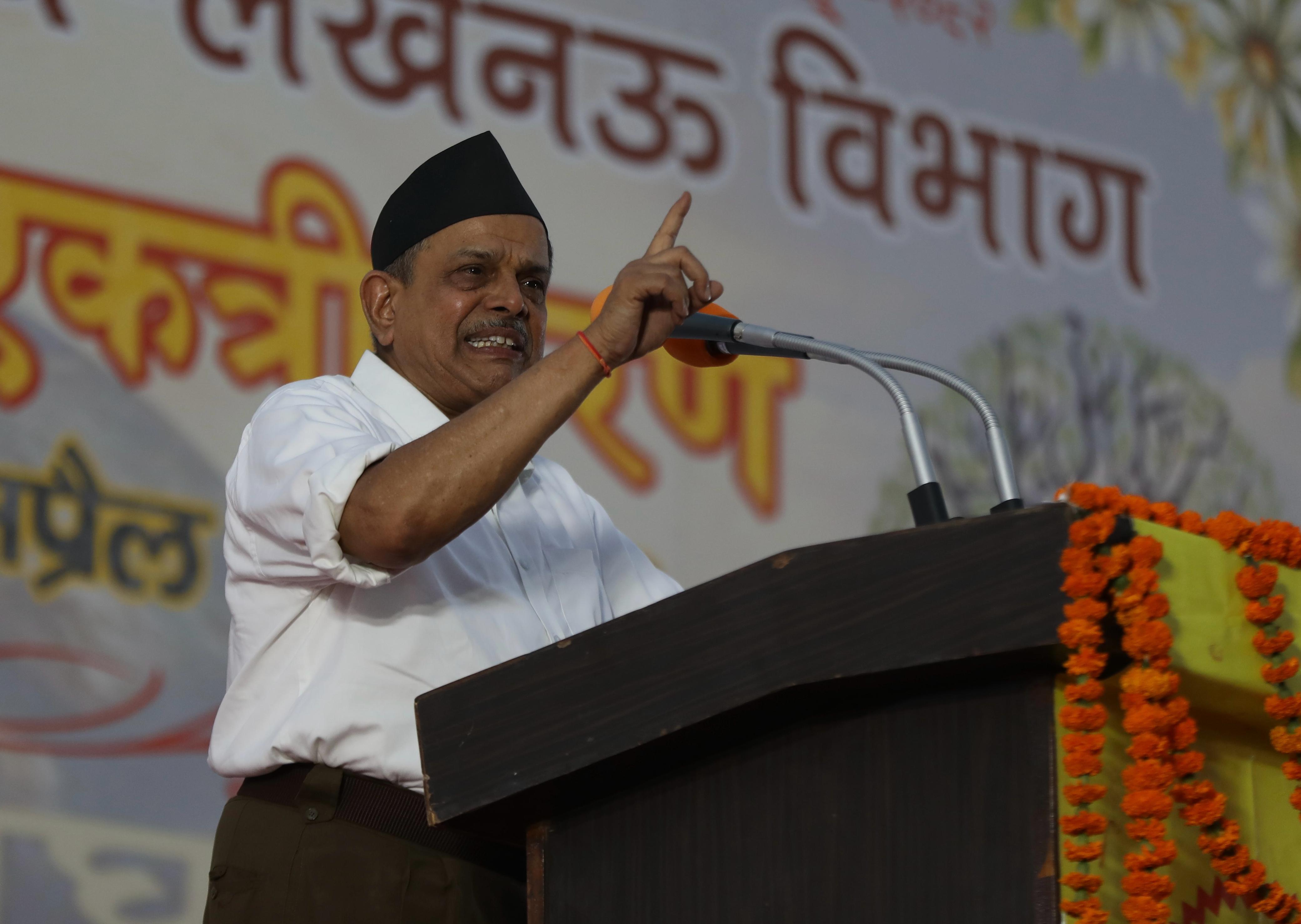 स्वयंसेवकों को संबोधित करते हुए दत्तात्रेय होसबाले स्वयंसेवकों को संबोधित करते हुए दत्तात्रेय होसबाले