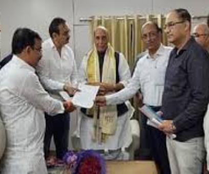 रक्षा मंत्री राजनाथ सिंह काे ज्ञापन सौंपते व्यापारीगण (वीडियो से ली गयी फोटो) रक्षा मंत्री राजनाथ सिंह काे ज्ञापन सौंपते व्यापारीगण (वीडियो से ली गयी फोटो)