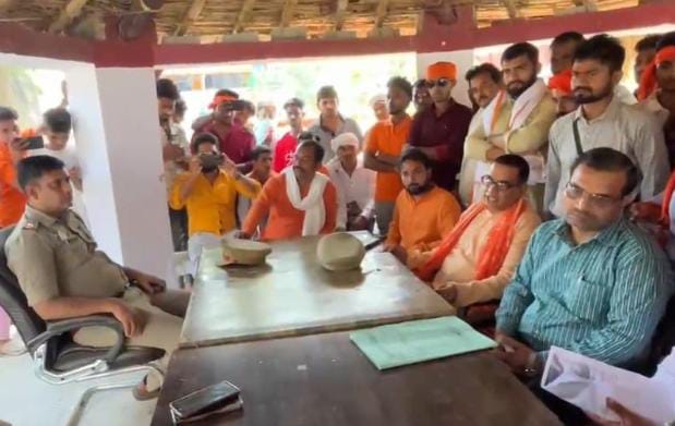 धर्मांतरण मामले पर कार्रवाई की मांग करने थाना पहुंचे बजरंग दल कार्यकर्ता