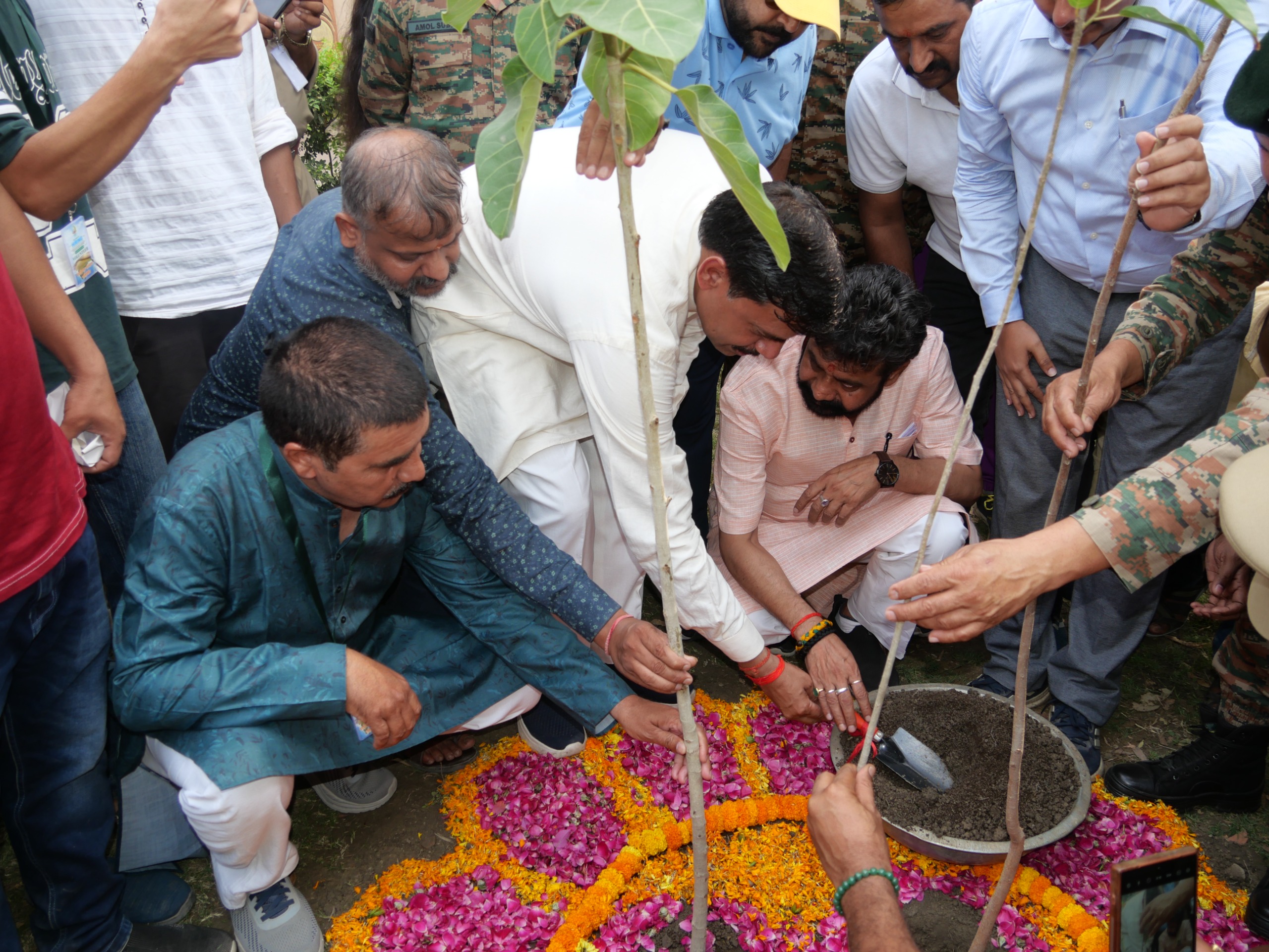 हरित संगम में पर्यावरण संरक्षण के लिए पौध रोपण हरित संगम में पर्यावरण संरक्षण के लिए पौध रोपण