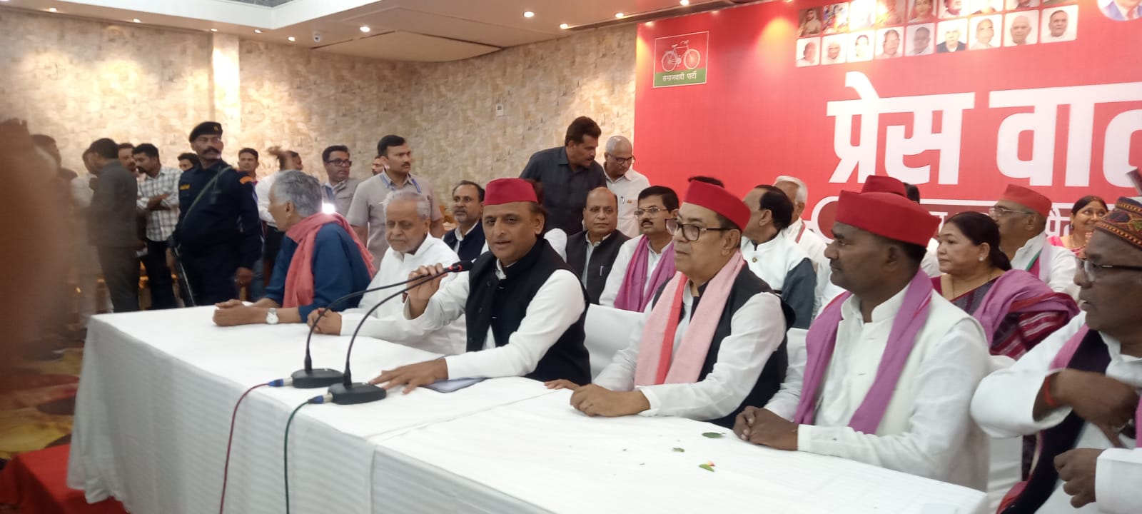 मीडिया से वार्ता करते हुए सपा के राष्ट्रीय अध्यक्ष अखिलेश यादव एवं सपा के वरिष्ठ नेताओं का छाया चित्र मीडिया से वार्ता करते हुए सपा के राष्ट्रीय अध्यक्ष अखिलेश यादव एवं सपा के वरिष्ठ नेताओं का छाया चित्र