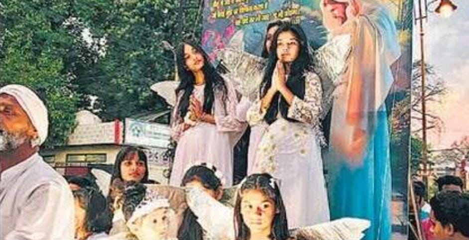 मसीह समाज के ईस्टर पर्व के दौरान निकले जुलूस में शामिल झांकी। मसीह समाज के ईस्टर पर्व के दौरान निकले जुलूस में शामिल झांकी।