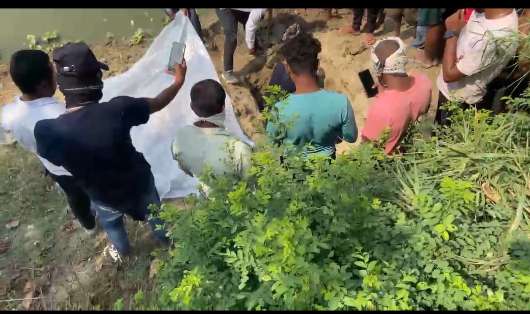 मौके पर जुटे ग्रामीण और परिजन मौके पर जुटे ग्रामीण और परिजन