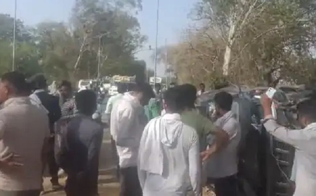 हादसे के बाद मौके पर जमा भीड़ हादसे के बाद मौके पर जमा भीड़