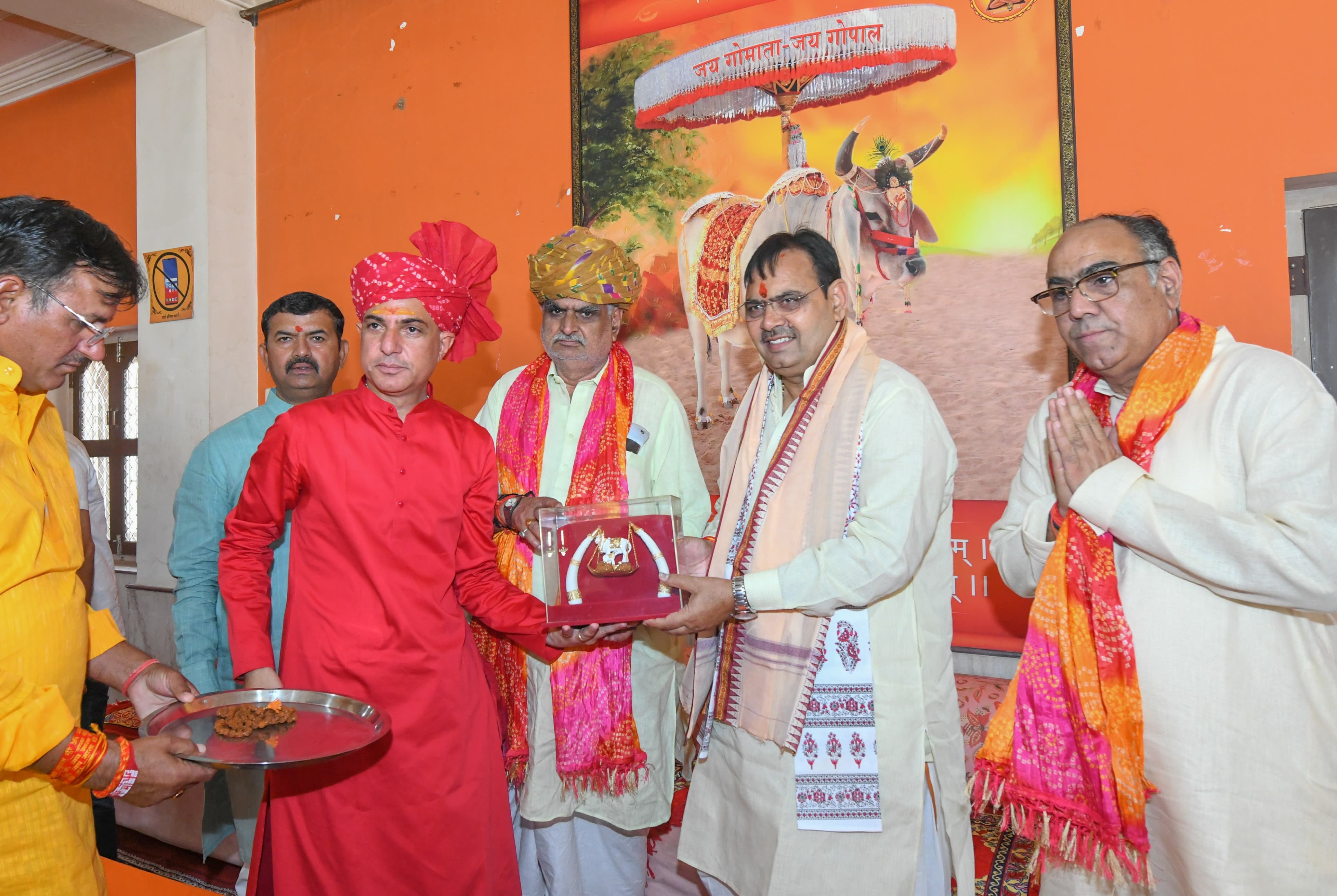 मुख्यमंत्री ने रविवार सुबह फतेहपुर के लक्ष्मीनाथ मंदिर में पूजा अर्चना कर प्रदेश की खुशहाली की प्रार्थना की। मुख्यमंत्री ने रविवार सुबह फतेहपुर के लक्ष्मीनाथ मंदिर में पूजा अर्चना कर प्रदेश की खुशहाली की प्रार्थना की।