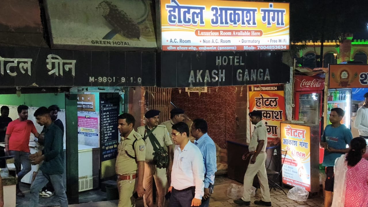 होटल आकाश गंगा में छापेमारी करने पहुंची पुलिस की फोटो होटल आकाश गंगा में छापेमारी करने पहुंची पुलिस की फोटो