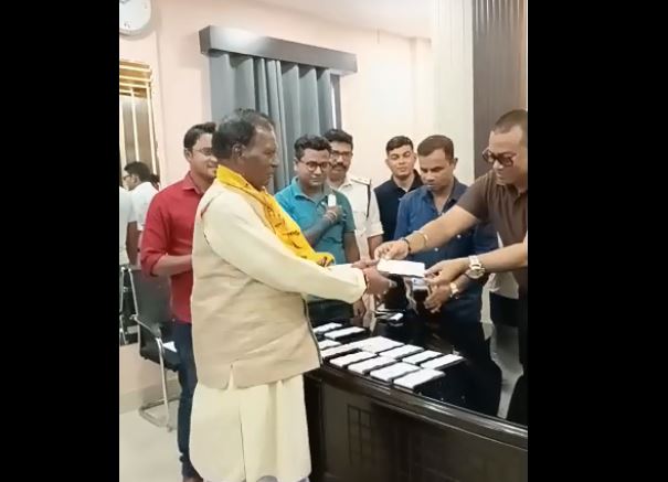 प्रधान नगर थाना प्रभारी बीडी सरकार मोबाइल फोन लौटते हुए प्रधान नगर थाना प्रभारी बीडी सरकार मोबाइल फोन लौटते हुए