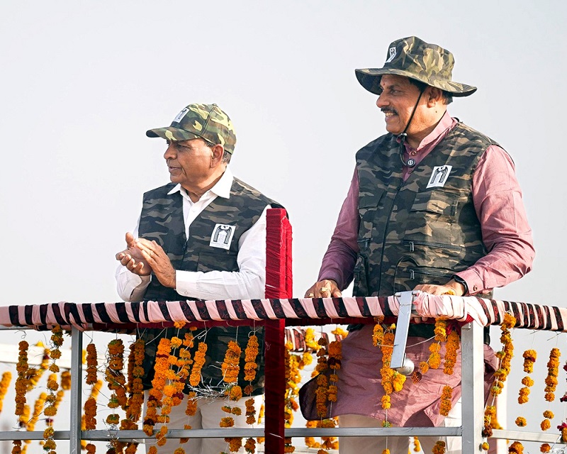 मुख्यमंत्री ने खुले बाड़े में छोड़े दो चीते मुख्यमंत्री ने खुले बाड़े में छोड़े दो चीते