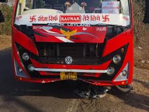 उमरिया में एक तेज रफ्तार बस ने स्कूटी सवार को मारी टक्कर उमरिया में एक तेज रफ्तार बस ने स्कूटी सवार को मारी टक्कर