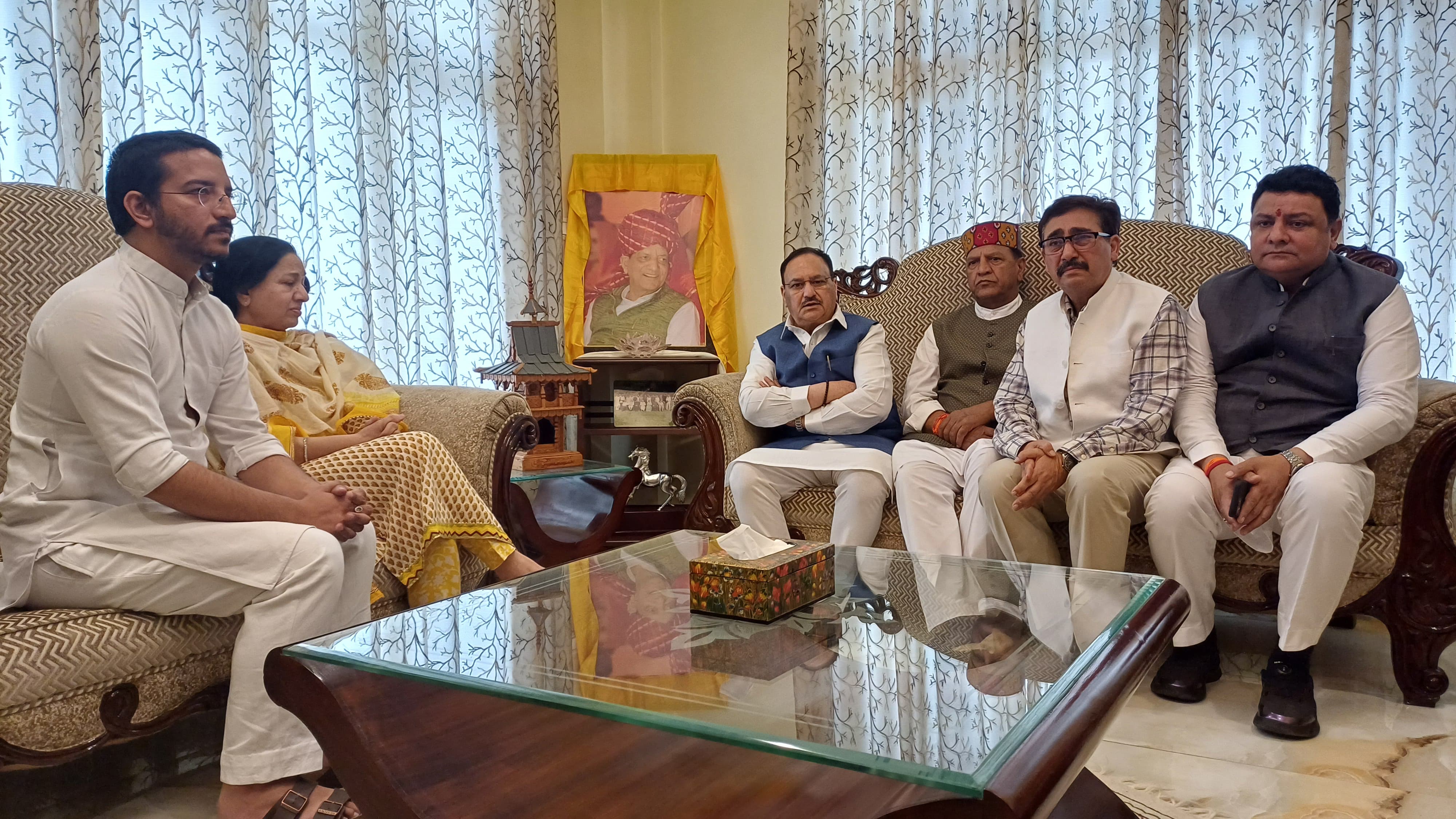 दिवंगत किशन कपूर के घर पर परिजनों से मिलते हुए जेपी नड्डा। दिवंगत किशन कपूर के घर पर परिजनों से मिलते हुए जेपी नड्डा।