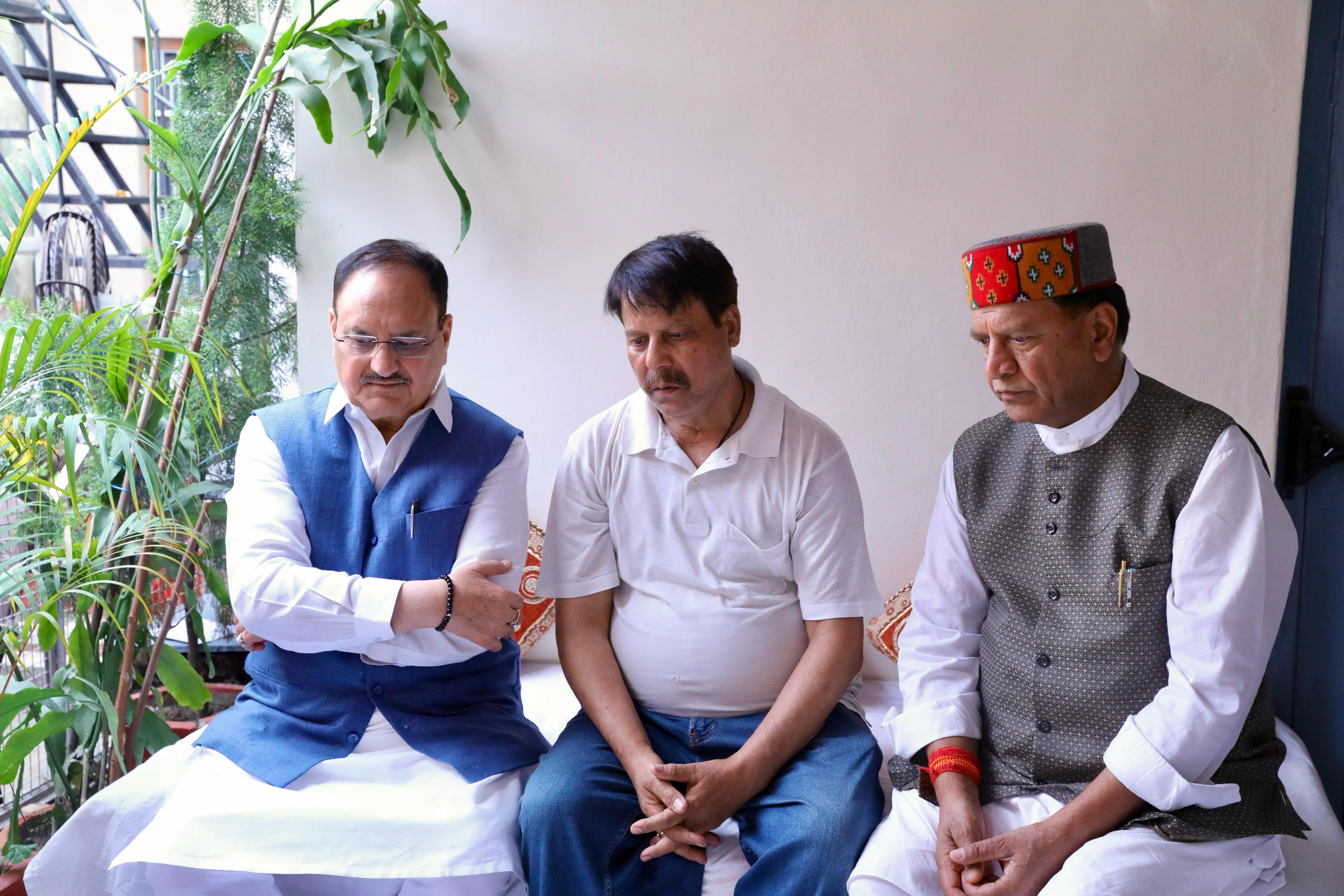 नगरोटा बगवां में परिजनों को ढांढस बंधाते हुए जेपी नड्डा। नगरोटा बगवां में परिजनों को ढांढस बंधाते हुए जेपी नड्डा।