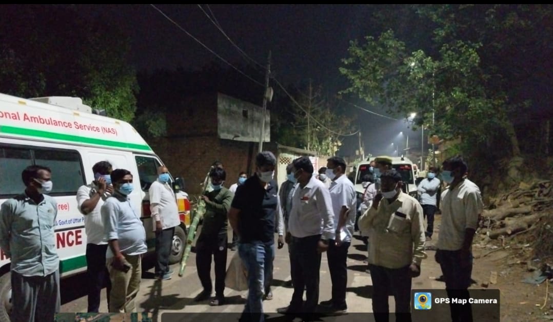 शव गाड़ी से उतरते हुए लोग शव गाड़ी से उतरते हुए लोग