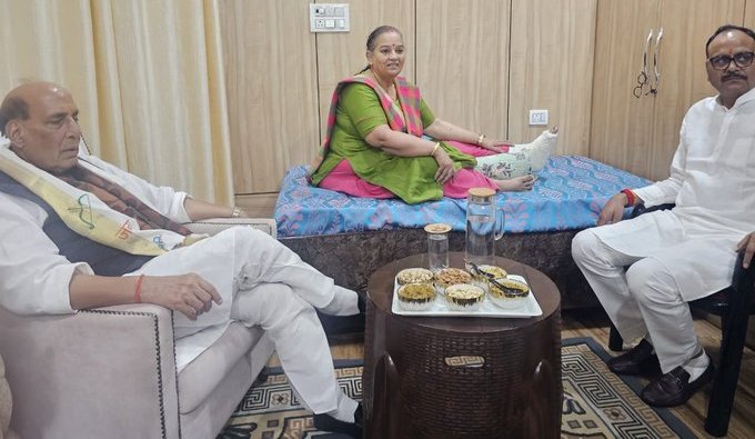 महापौर सुषमा का कुशलक्षेम जानने पहुंचें रक्षा मंत्री राजनाथ महापौर सुषमा का कुशलक्षेम जानने पहुंचें रक्षा मंत्री राजनाथ