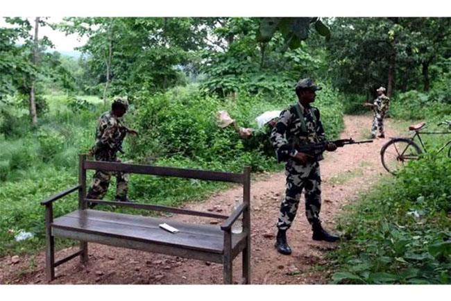 फाईल फोटो: चार नक्सलवादियों की गिरफ्तारी के बाद सतर्क पुलिस फाईल फोटो: चार नक्सलवादियों की गिरफ्तारी के बाद सतर्क पुलिस