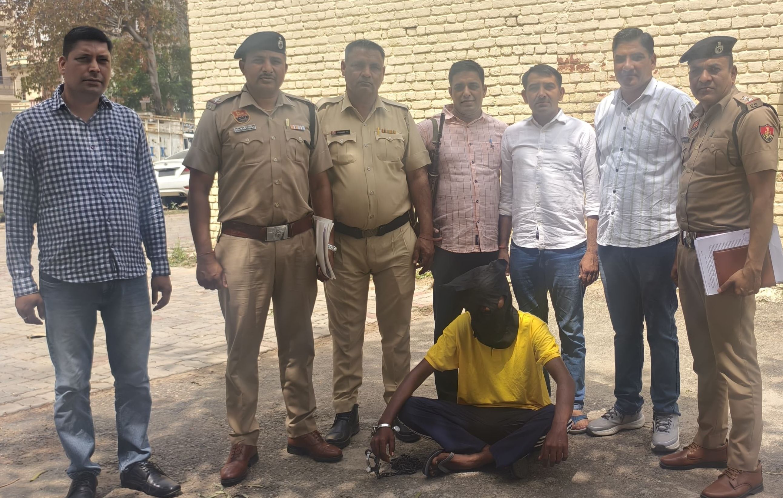 दोहरे हत्याकांड का हत्यारोपी पुलिस गिरफ्त में। दोहरे हत्याकांड का हत्यारोपी पुलिस गिरफ्त में।