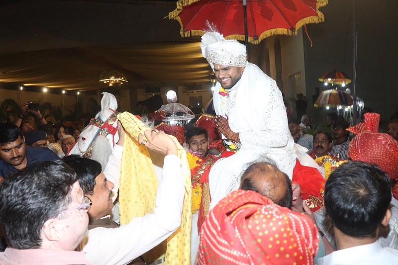 इंदौर में शादी समारोह में शामिल हुए मुख्यमंत्री डॉ. यादव, नव दम्पति को दिया आशीर्वाद इंदौर में शादी समारोह में शामिल हुए मुख्यमंत्री डॉ. यादव, नव दम्पति को दिया आशीर्वाद