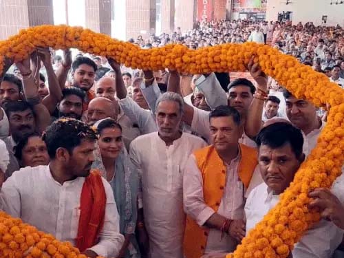विकास कार्यों के शुुभारंभ के दौरान मंत्री कृष्णपाल गुर्जर का स्वागत करते हुए समर्थक विकास कार्यों के शुुभारंभ के दौरान मंत्री कृष्णपाल गुर्जर का स्वागत करते हुए समर्थक