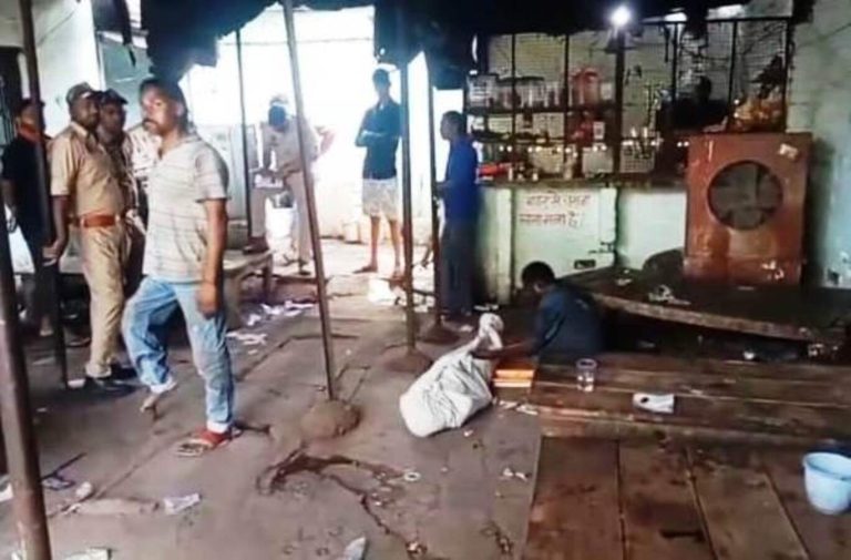जांच करती पुलिस जांच करती पुलिस