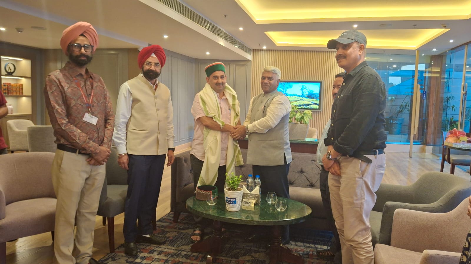 एनएचपीसी के अधिकारी उपमुख्य सचेतक से मिलते हुए। एनएचपीसी के अधिकारी उपमुख्य सचेतक से मिलते हुए।
