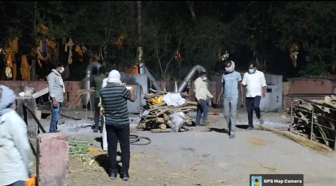 शव का अंतिम संस्कार रामघाट पर करते हुए परिजन व प्रशाशन के लोग शव का अंतिम संस्कार रामघाट पर करते हुए परिजन व प्रशाशन के लोग