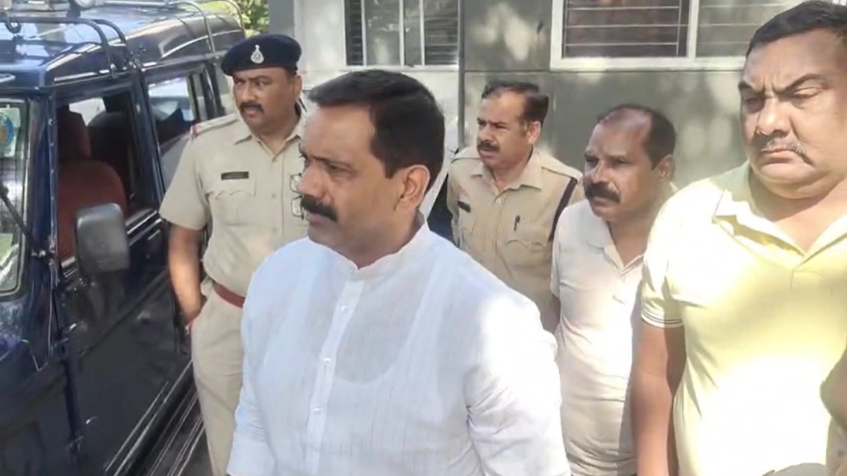 इंदौर नगर निगम के नेता प्रतिपक्ष को पुलिस ने किया गिरफ्तार इंदौर नगर निगम के नेता प्रतिपक्ष को पुलिस ने किया गिरफ्तार