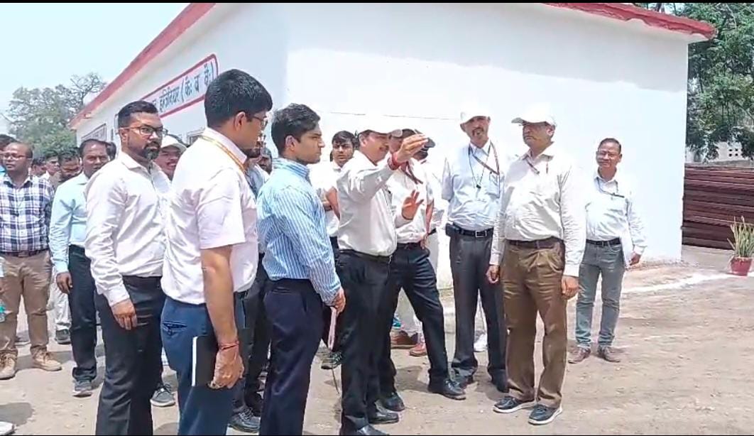 निरीक्षण करते हुए उत्तर रेलवे दिल्ली महाप्रबंधक अशोक वर्मा। निरीक्षण करते हुए उत्तर रेलवे दिल्ली महाप्रबंधक अशोक वर्मा।