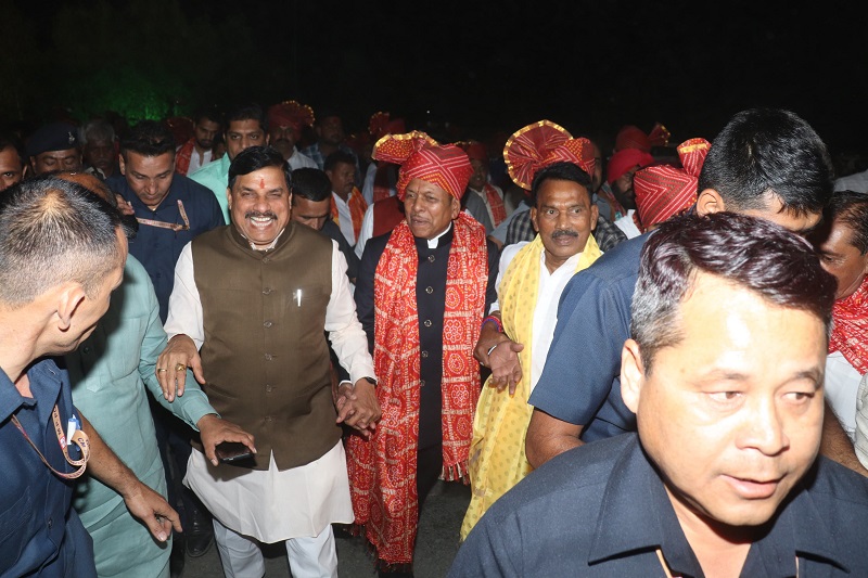इंदौर में शादी समारोह में शामिल हुए मुख्यमंत्री डॉ. यादव, नव दम्पति को दिया आशीर्वाद इंदौर में शादी समारोह में शामिल हुए मुख्यमंत्री डॉ. यादव, नव दम्पति को दिया आशीर्वाद