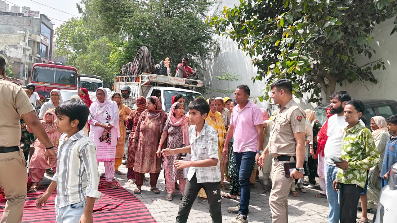 पानीपत आर्य नगर में सड़क पर जाम लगा रही महिलाओं को समझाते पुलिस अधिकारी। पानीपत आर्य नगर में सड़क पर जाम लगा रही महिलाओं को समझाते पुलिस अधिकारी।