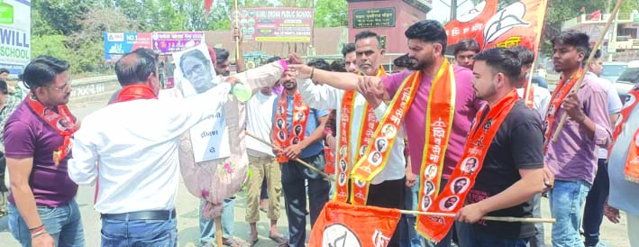 प्रदर्शन करते शिवसैनिक