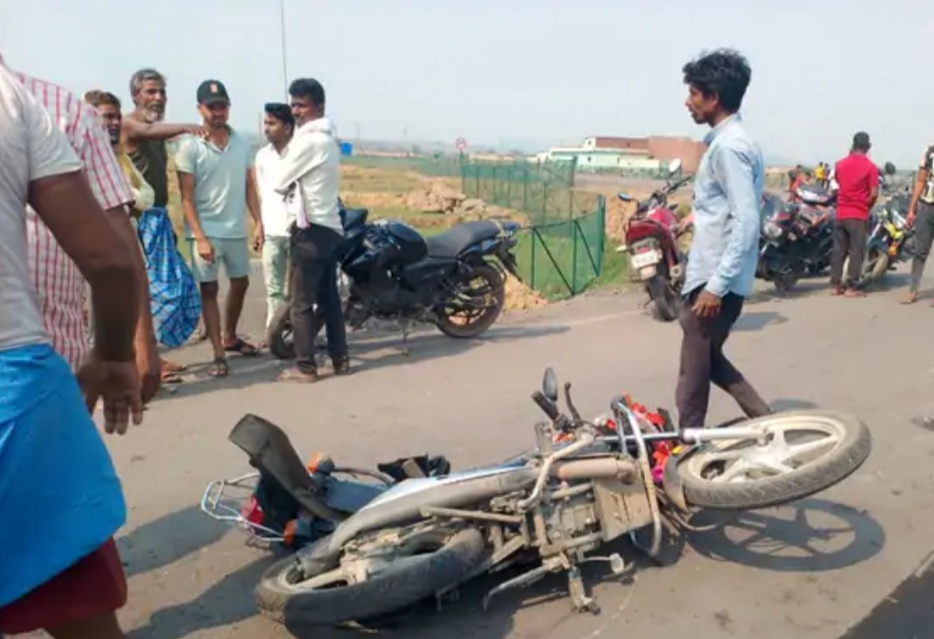 घटनास्थल पर लोग घटनास्थल पर लोग
