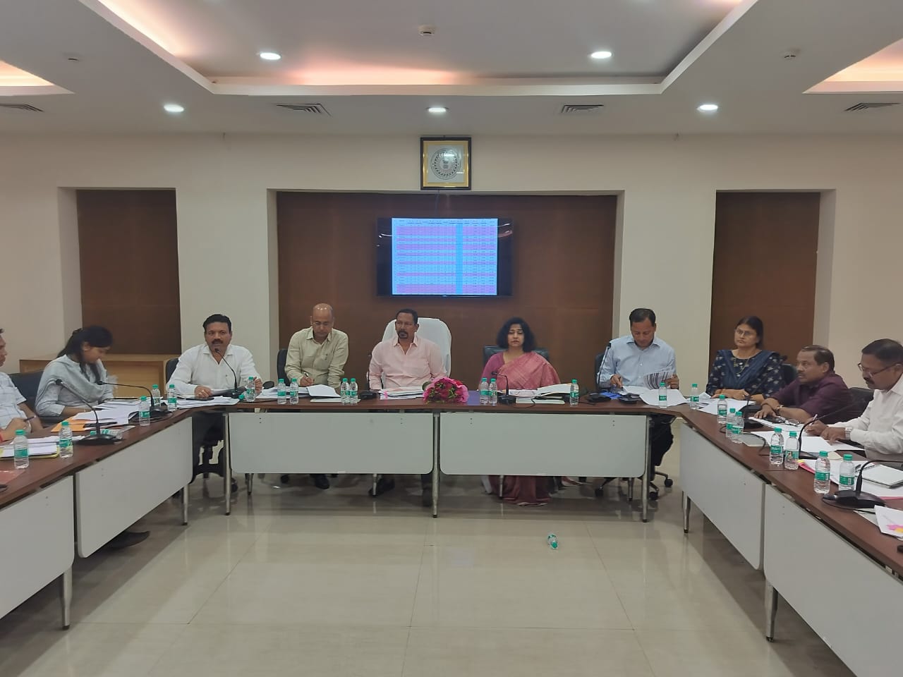 बैठक की तस्वीर बैठक की तस्वीर