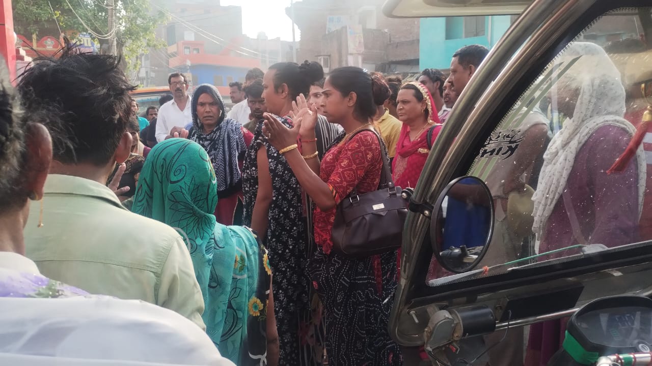 शव रखकर हंगामा करते हुए किन्नर समुदाय के लोग
