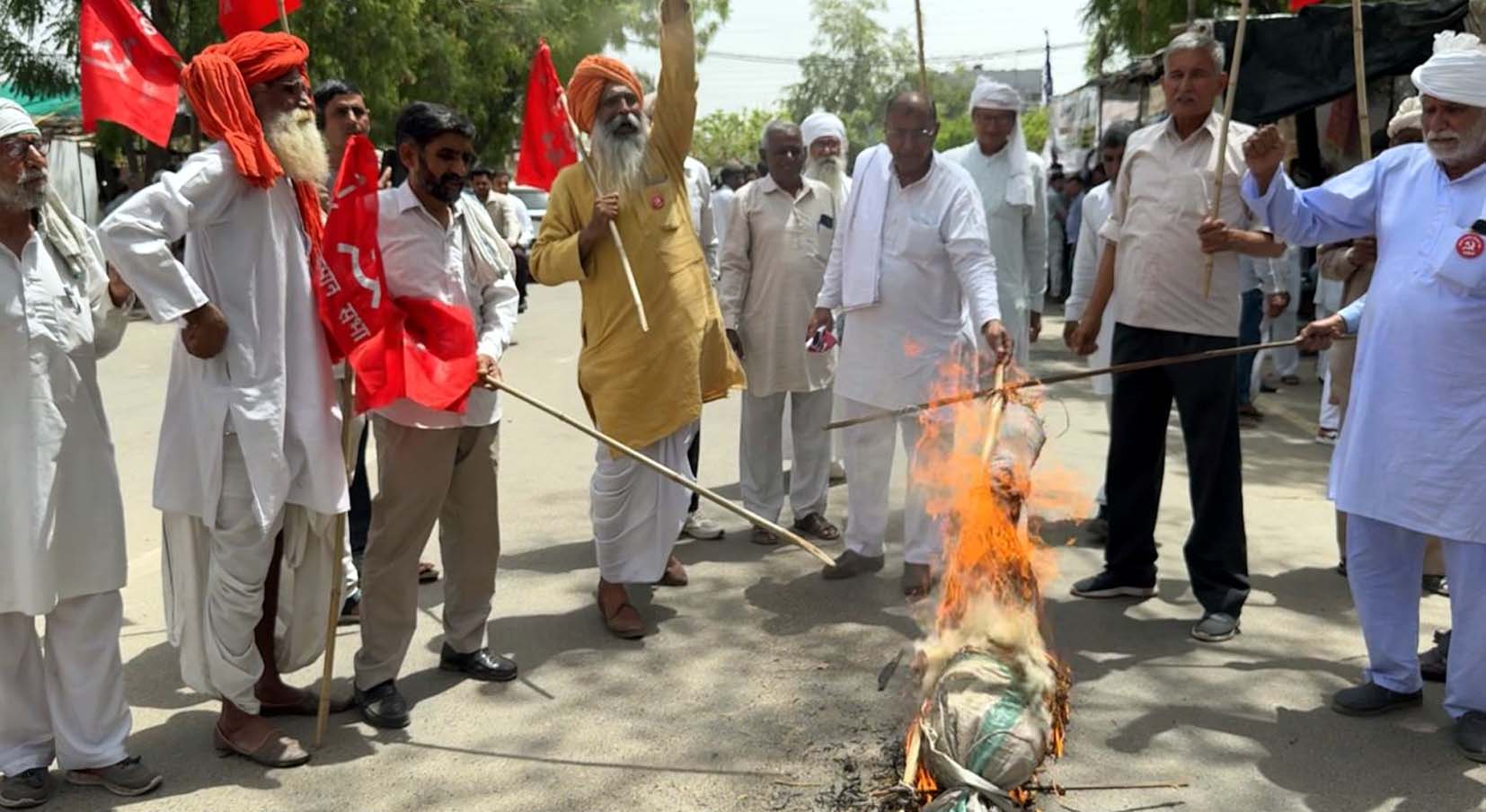 पुतला फूंकते हुए किसान सभा के नेतागण। पुतला फूंकते हुए किसान सभा के नेतागण।