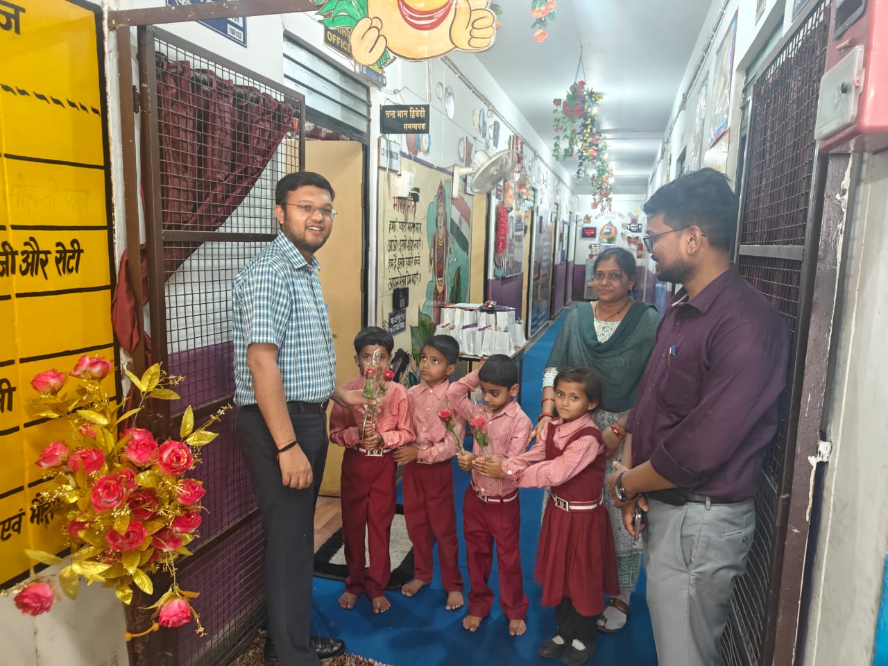 दिव्यांग बच्चों के बीच पहुंचे सीडीओ का छाया चित्र दिव्यांग बच्चों के बीच पहुंचे सीडीओ का छाया चित्र