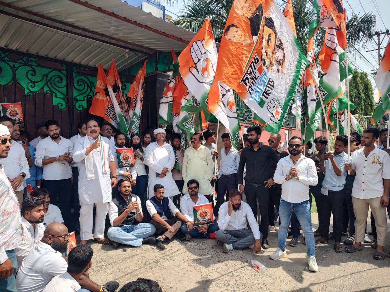 ईडी कार्यालय के समक्ष प्रदर्शन करते कांग्रेस पार्टी के कार्यकर्ताओं की फोटो ईडी कार्यालय के समक्ष प्रदर्शन करते कांग्रेस पार्टी के कार्यकर्ताओं की फोटो