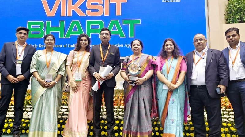 प्रधानमंत्री उत्कृष्टता पुरस्कार के साथ प्रमुख सचिव पोरवाल समेत अन्य अधिकारीगण प्रधानमंत्री उत्कृष्टता पुरस्कार के साथ प्रमुख सचिव पोरवाल समेत अन्य अधिकारीगण