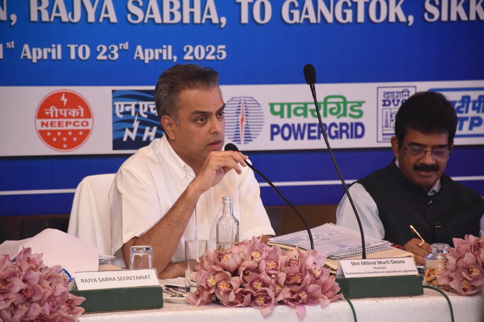 सिक्किम: संसदीय समिति ने सौर पैनल विनियमन और वित्तीय सुविधा पर महत्वपूर्ण बैठक की सिक्किम: संसदीय समिति ने सौर पैनल विनियमन और वित्तीय सुविधा पर महत्वपूर्ण बैठक की