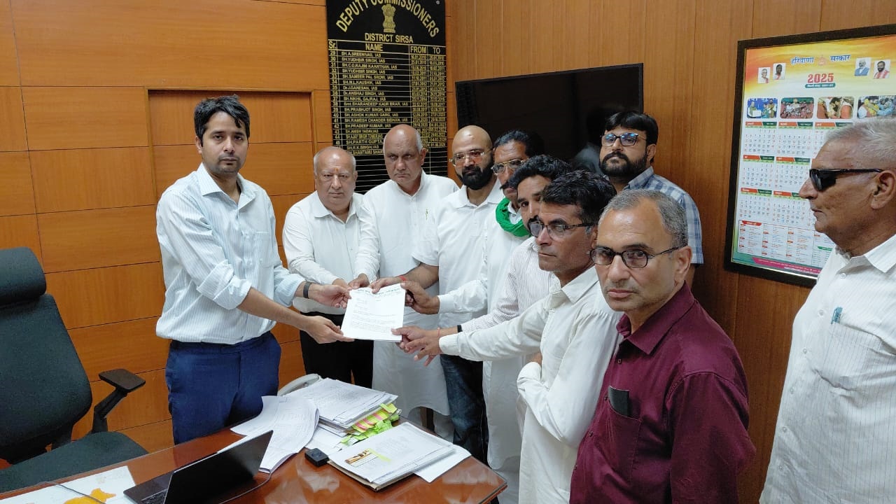 उपायुक्त को मांग पत्र सौंपते इनेलो नेता। उपायुक्त को मांग पत्र सौंपते इनेलो नेता।