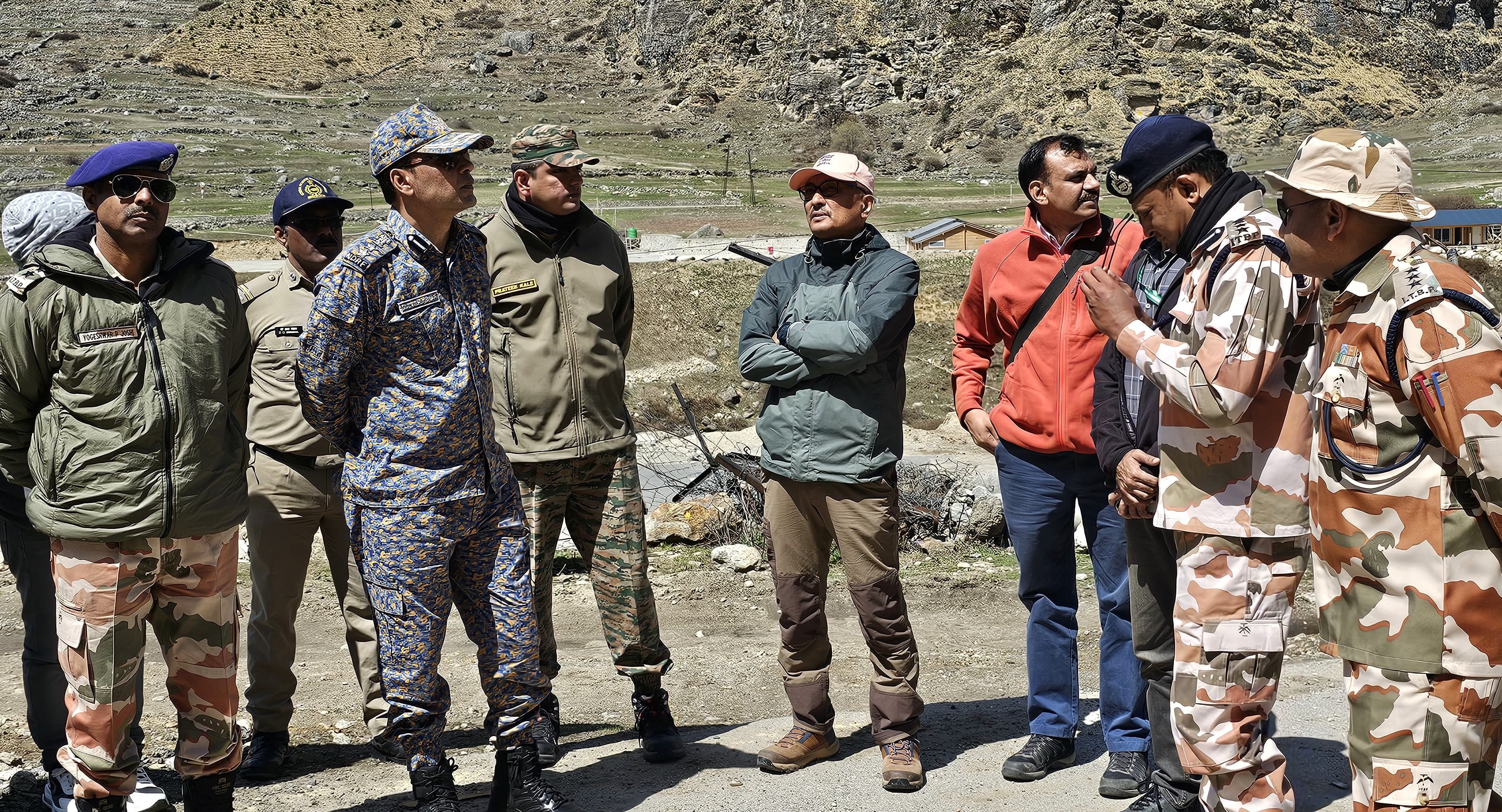 एनडीएमए के सदस्य हिमस्खलन क्षेत्र का दौरा करते हुए। एनडीएमए के सदस्य हिमस्खलन क्षेत्र का दौरा करते हुए।