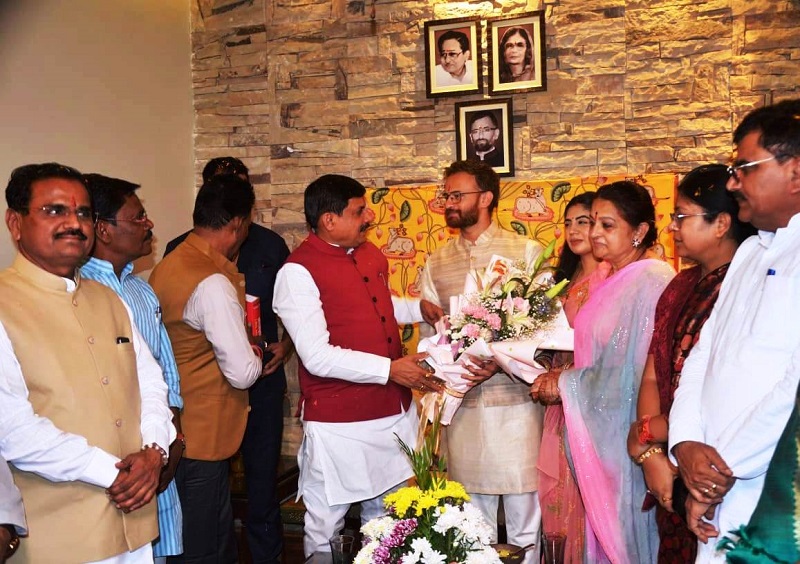 मप्रः मुख्यमंत्री बुरहानपुर में शादी समारोह में हुए शामिल, नव दम्पति को दिया आशीर्वाद मप्रः मुख्यमंत्री बुरहानपुर में शादी समारोह में हुए शामिल, नव दम्पति को दिया आशीर्वाद