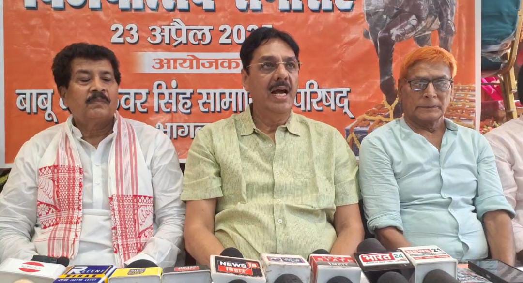 जानकारी देते संस्था के लोग जानकारी देते संस्था के लोग
