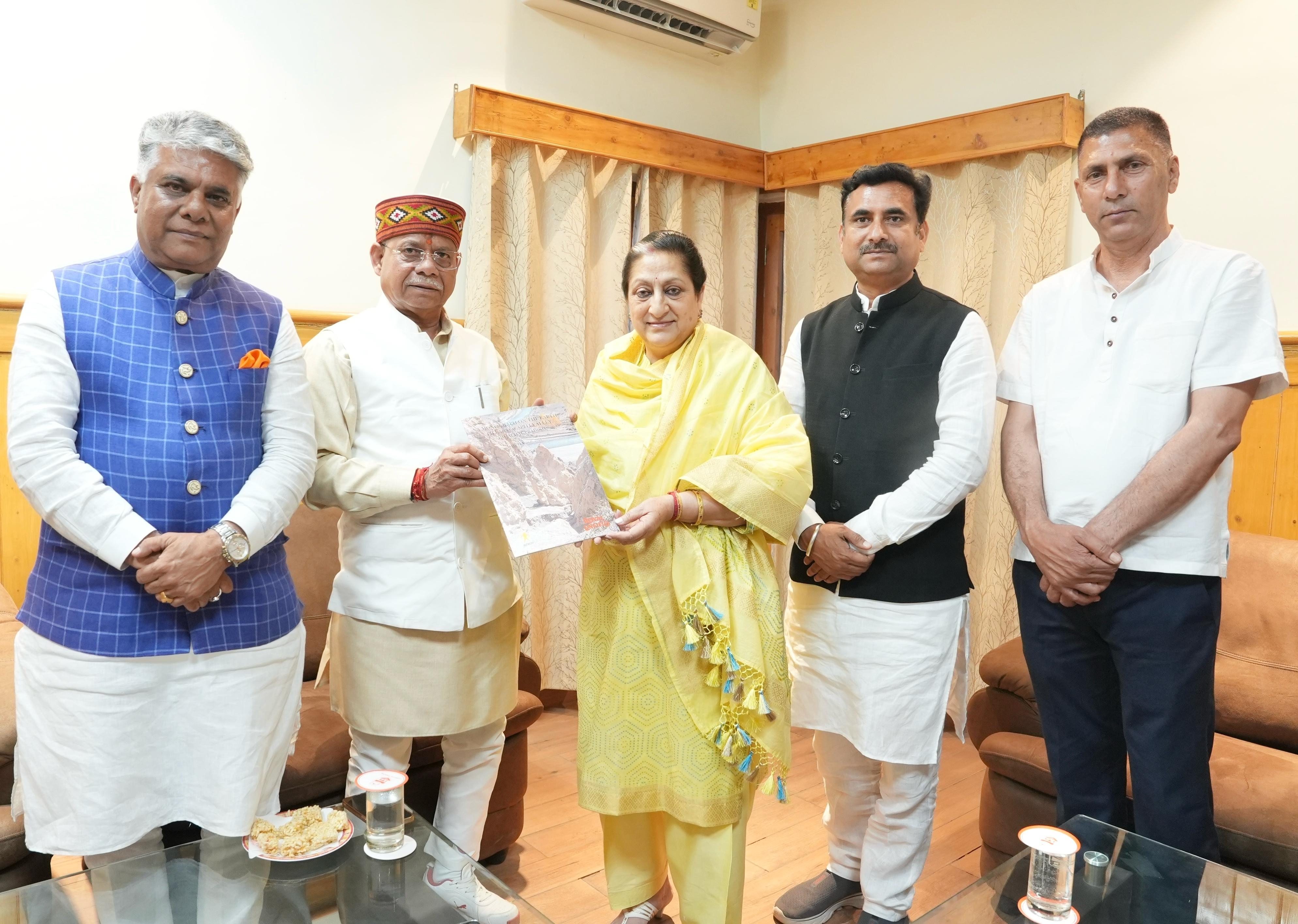 राज्यपाल को मोनोग्राफ सौंपते हुए मालविका पठानिया। राज्यपाल को मोनोग्राफ सौंपते हुए मालविका पठानिया।