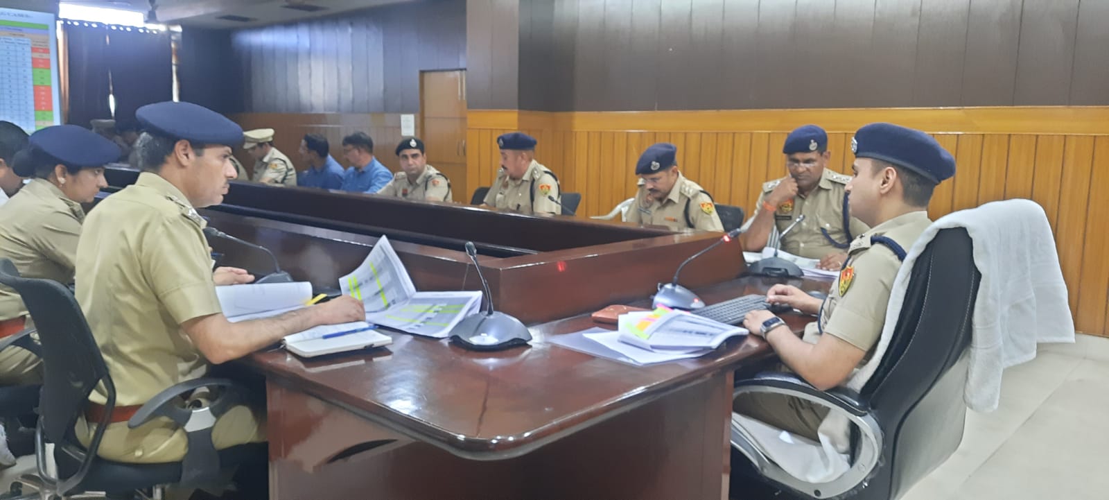 पुलिस अधिकारियों को हिदायत देते एसपी लोकेंद्र सिंह पुलिस अधिकारियों को हिदायत देते एसपी लोकेंद्र सिंह