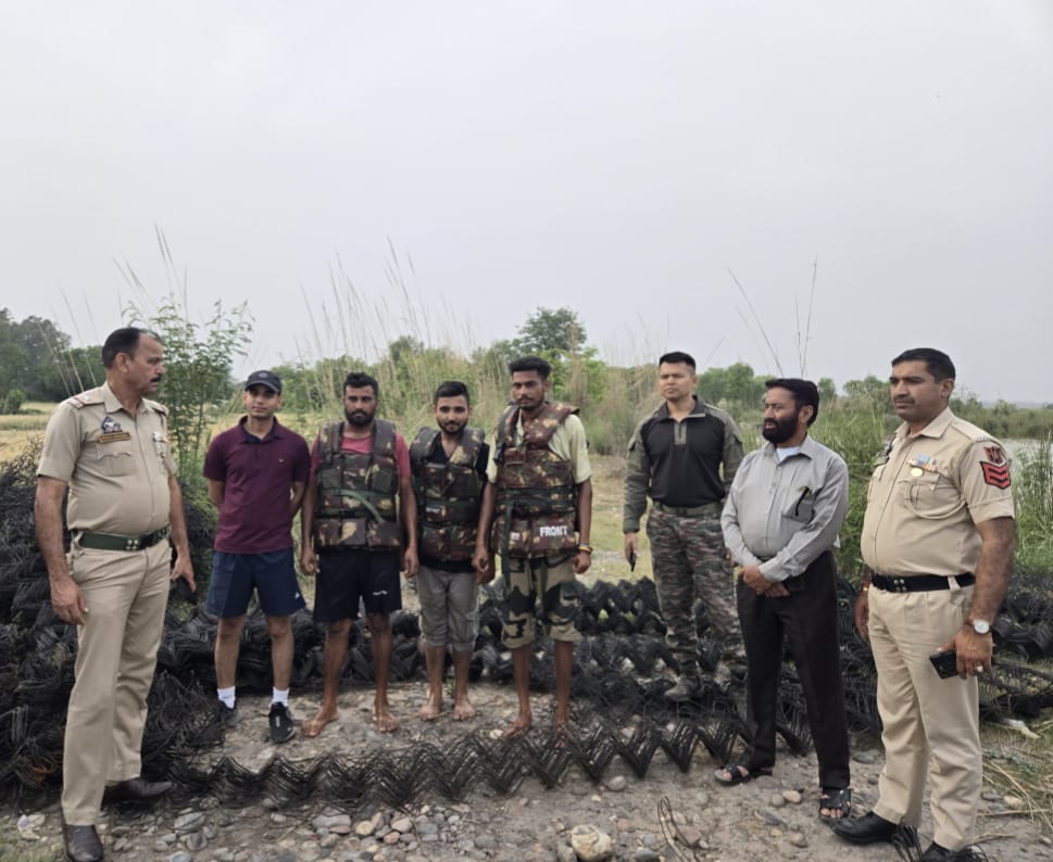 सेना के तेज अभियान में चेनाब नदी के द्वीप से छह ग्रामीणों को बचाया गया सेना के तेज अभियान में चेनाब नदी के द्वीप से छह ग्रामीणों को बचाया गया