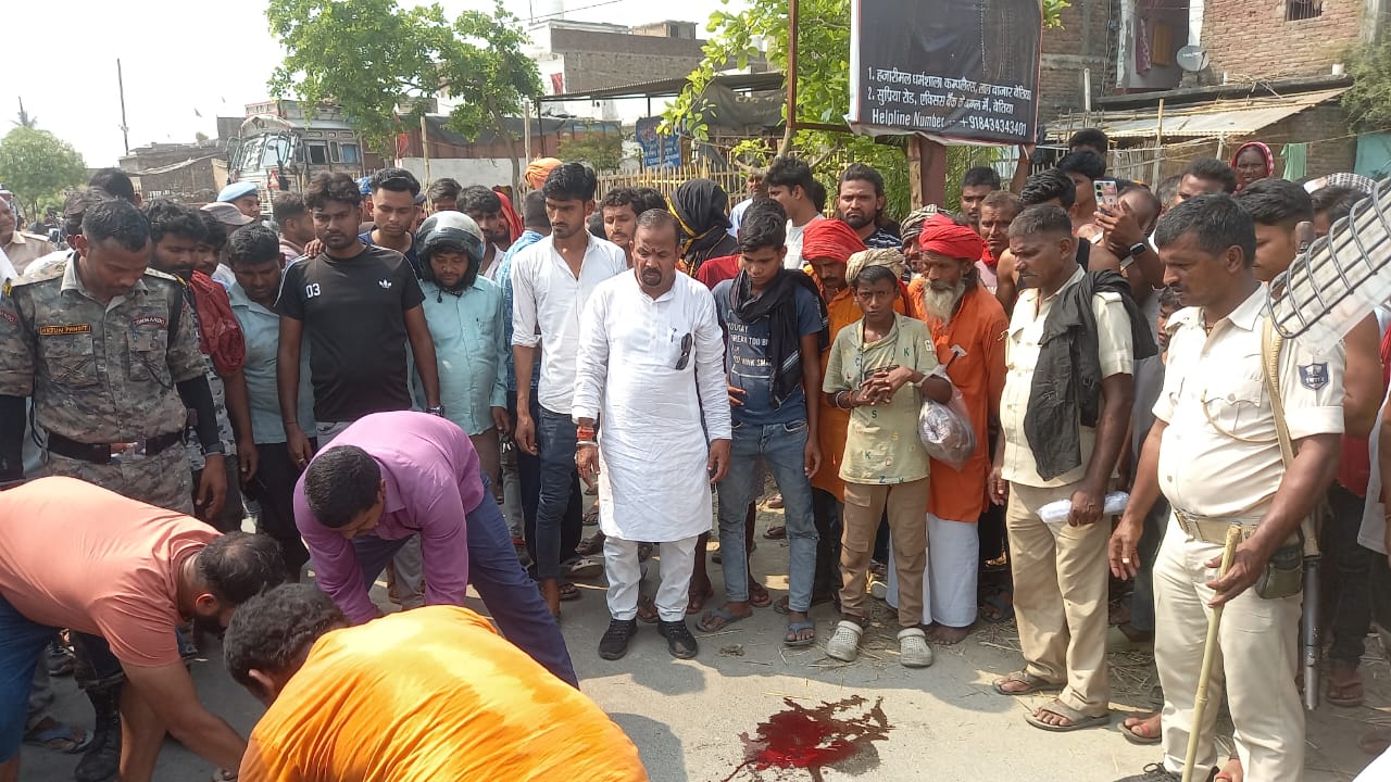 घटना के बाद शव को लेकर सड़क पर बैठे आक्रोशित लोग घटना के बाद शव को लेकर सड़क पर बैठे आक्रोशित लोग