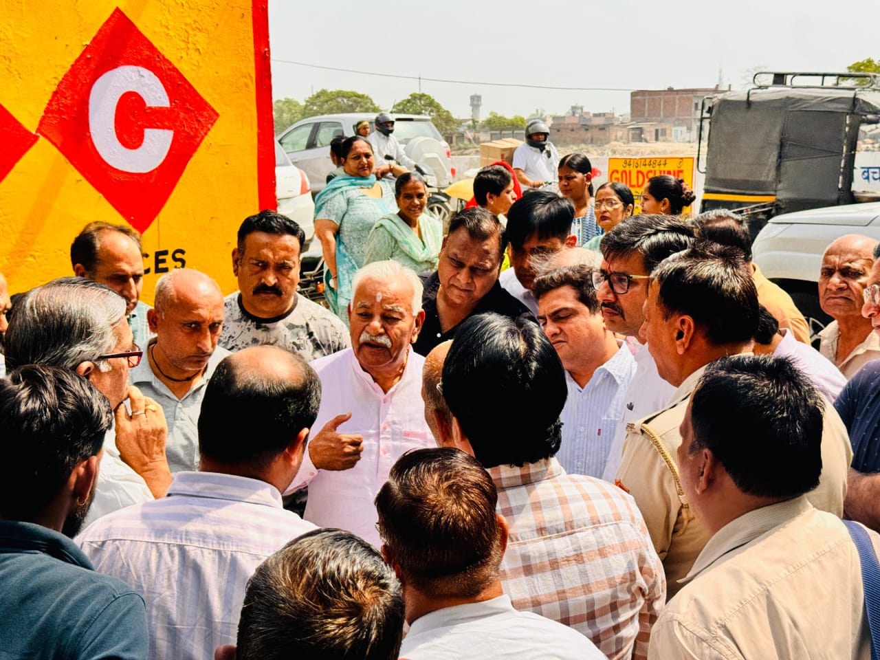 जनता की समस्याओं को सुनते विधायक घनश्याम दास अरोड़ा