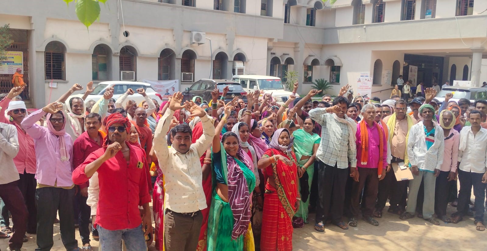 कलेक्ट्रेट कार्यालय में रेत खदान को बंद करने की मांग को लेकर ग्रामीणों की भीड़ नारेबाजी करते हुए। कलेक्ट्रेट कार्यालय में रेत खदान को बंद करने की मांग को लेकर ग्रामीणों की भीड़ नारेबाजी करते हुए।