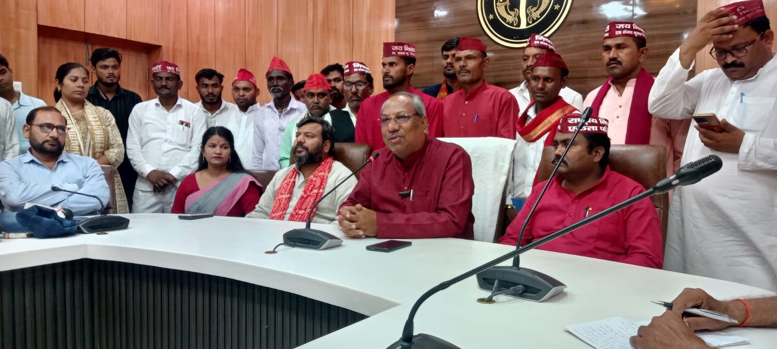 प्रयागराज में मीडिया से वार्ता करते निषाद पार्टी के राष्ट्रीय अध्यक्ष डॉ. संजय कुमार निषाद प्रयागराज में मीडिया से वार्ता करते निषाद पार्टी के राष्ट्रीय अध्यक्ष डॉ. संजय कुमार निषाद