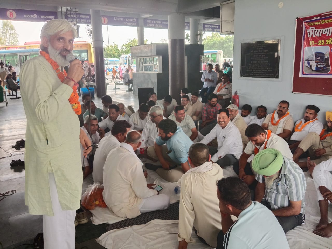 सरकार के खिलाफ गरजते हुए रोडवेज के कर्मचारी सरकार के खिलाफ गरजते हुए रोडवेज के कर्मचारी